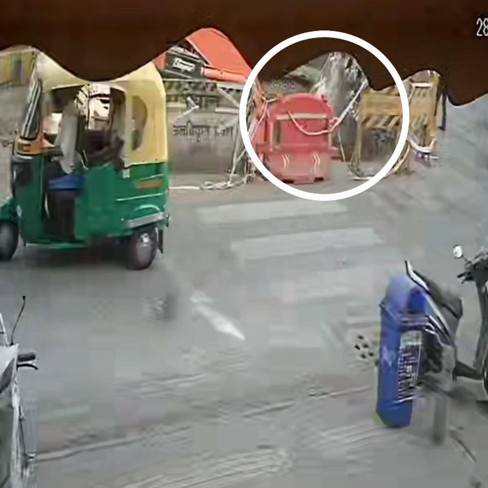 20 ફૂટ ઊંડા ખાડામાં એક્ટિવા સવાર દંપતી ખાબક્યું, CCTV:હિટાચીથી બહાર કાઢ્યા, સુરતમાં મેટ્રોની કામગીરી દરમિયાન મજબૂર બેરિકેટના અભાવે અકસ્માત સર્જાયો