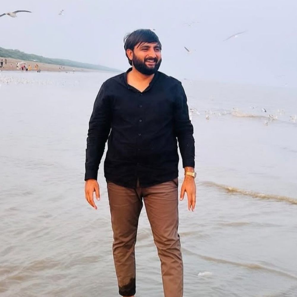 ભાવનગરમાં યુવકને રોડ વચ્ચે છરીના ઘા મારી પતાવી દીધો, VIDEO:ત્રણ અજાણ્યા શખસોએ મોપેડ રોકી જીવલેણ હુમલો કર્યો, રાહદારી રોકવા આવ્યો છતાં ન રોકાયા, પોલીસ તપાસ શરૂ