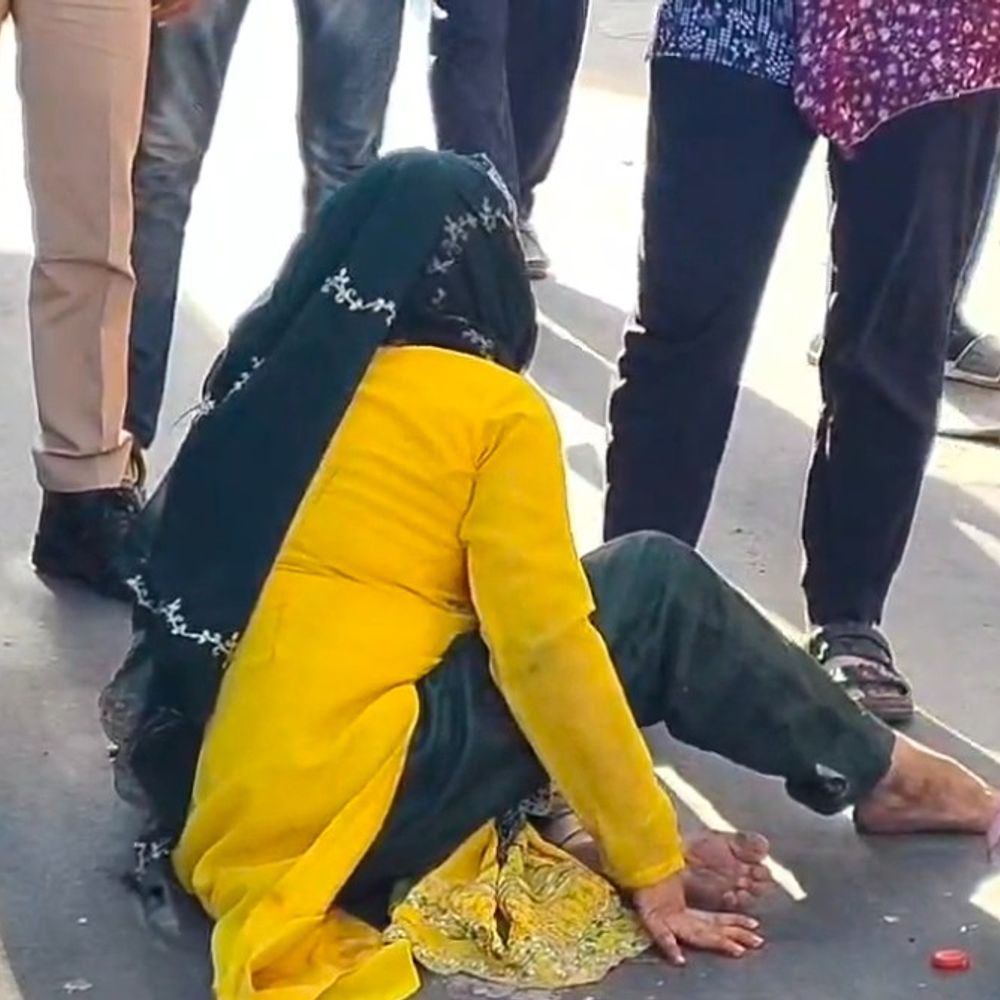 માનસિક અસ્વસ્થ મહિલા પોલીસ વાન નીચે ઘૂસી જતા દોડધામ, VIDEO:લોકોએ વાન ઊંચી કરીને મહિલા બહાર કાઢી,લોકોએ કહ્યું- બંગાળીમાં વાત કરી કુરાનની માગણી કરી