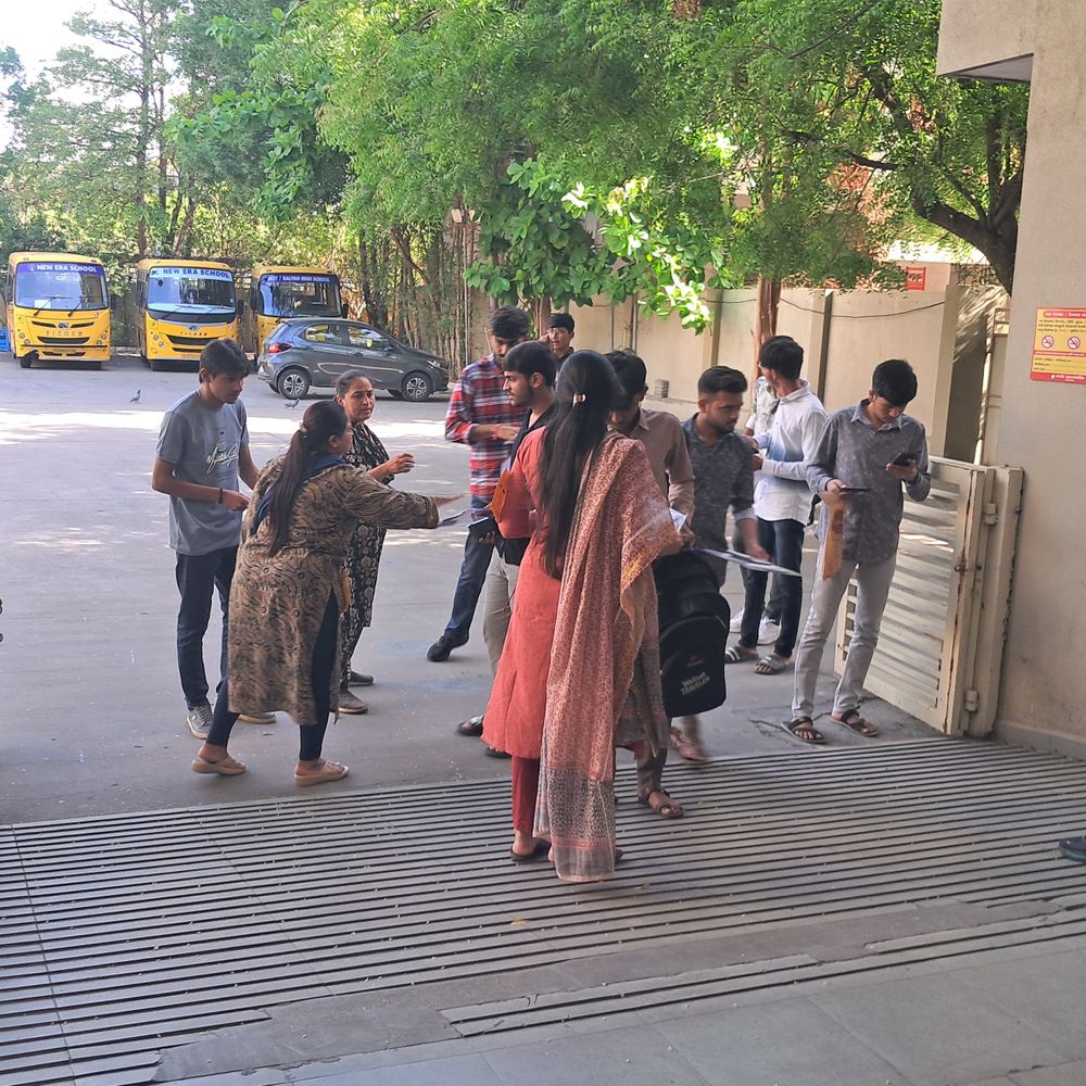 મેડિકલ-એન્જિનિયરિંગમાં પ્રવેશ માટેનો ઉત્સાહ:રાજકોટમાં 46 કેન્દ્રોમાં 9306 વિદ્યાર્થીઓની ગુજકેટની પરીક્ષા યોજાઈ, કોઈપણ ગેરરીતિ ન થાય તે માટે તંત્ર દ્વારા ચુસ્ત બંદોબસ્ત