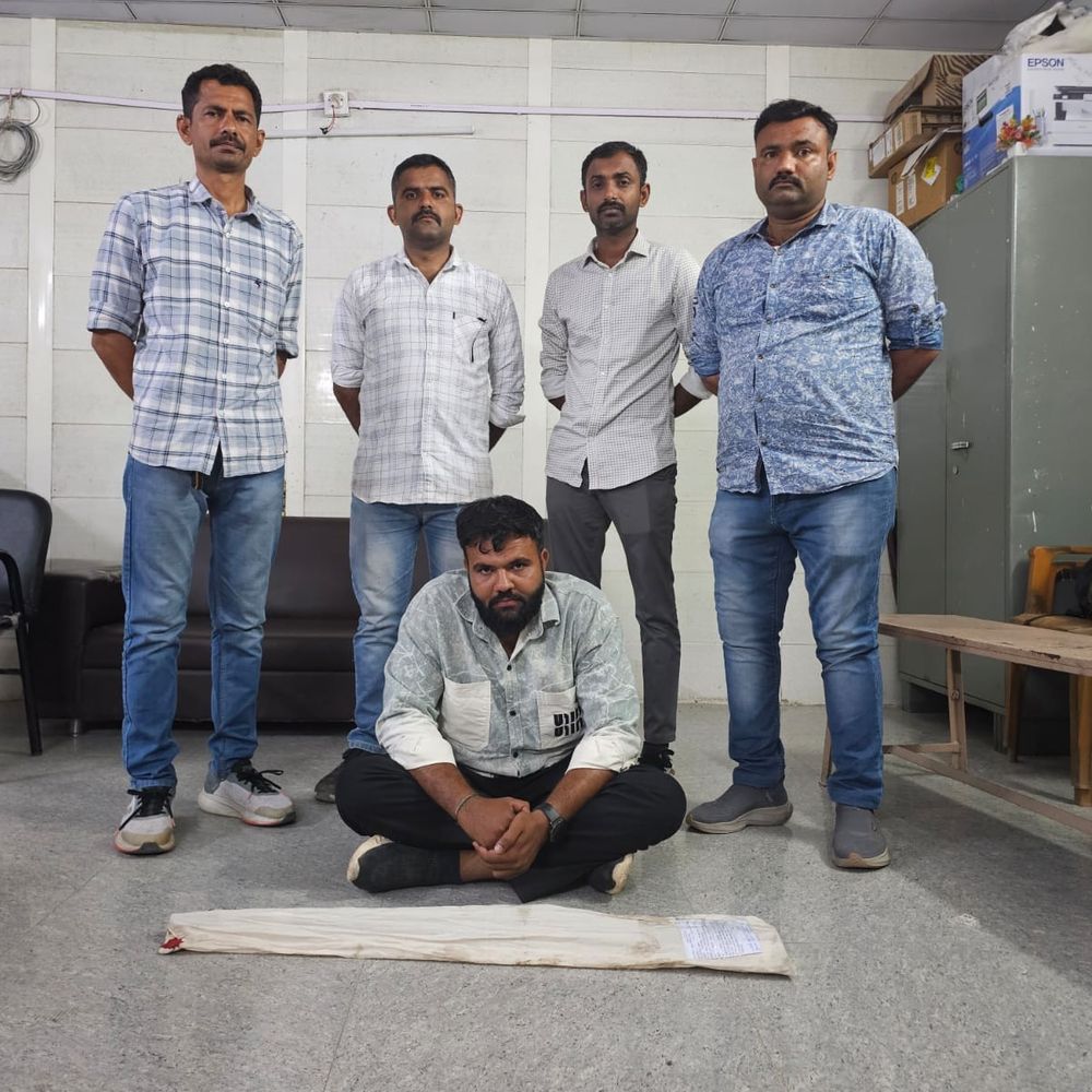 સોશિયલ મીડિયામાં હથિયાર પ્રદર્શન:સુરેન્દ્રનગર SOGએ એક શખ્સને ઝડપ્યો, આર્મ્સ એક્ટ હેઠળ ગુનો દાખલ