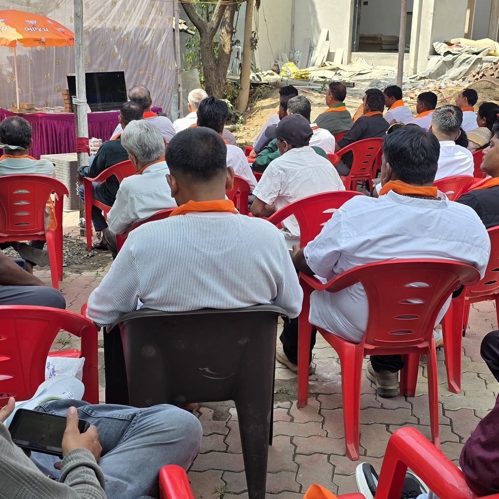 વલસાડના ગુંદલાવમાં ‘મન કી બાત’ કાર્યક્રમ યોજાયો:ધારાસભ્ય ભરત પટેલની હાજરી, મોટી સંખ્યામાં કાર્યકરો ઉમટ્યા