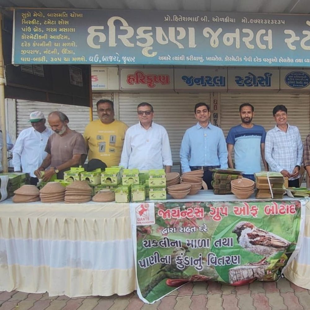 બોટાદમાં ચકલીના માળા, પાણીના કુંડાનું વિતરણ:જાયન્ટ્સ ગ્રુપ દ્વારા ઉનાળામાં પક્ષીઓને રાહત મળી રહે તે માટે વિતરણ કર્યું