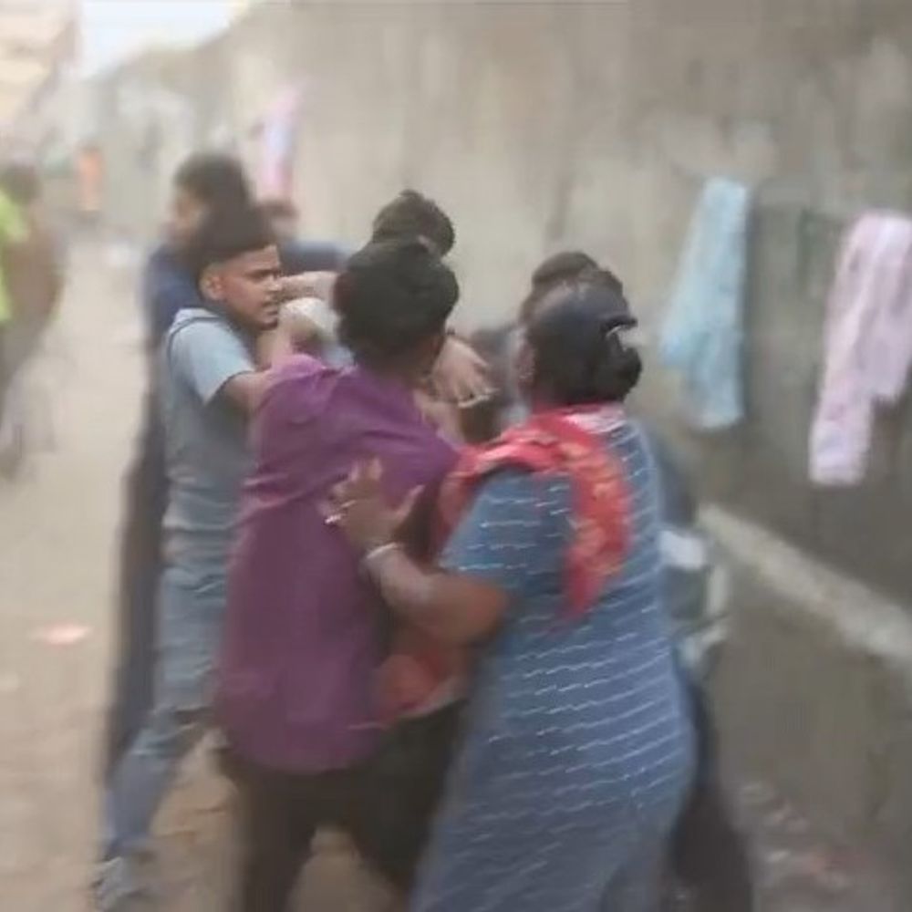 સંજાણમાં બાળકોના ઝઘડાએ મોટું રૂપ ઘારણ કર્યુ:ઉમરગામ પોલીસે મારામારીના વીડિયોના આધારે આરોપીઓને ધરપકડ કરી,કાયદાનું ભાન કરાવ્યું