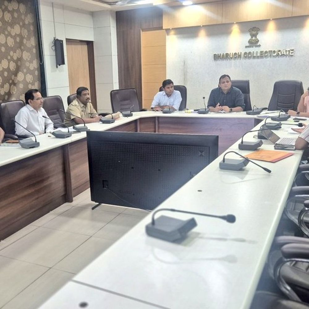 ભરૂચમાં પેટ્રોલ-ડીઝલ, રાંધણગેસનો પૂરતો જથ્થો ઉપલબ્ધ:કલેક્ટરે સમીક્ષા બેઠકમાં સ્પષ્ટતા કરી, અછતની કોઈ શક્યતા નથી