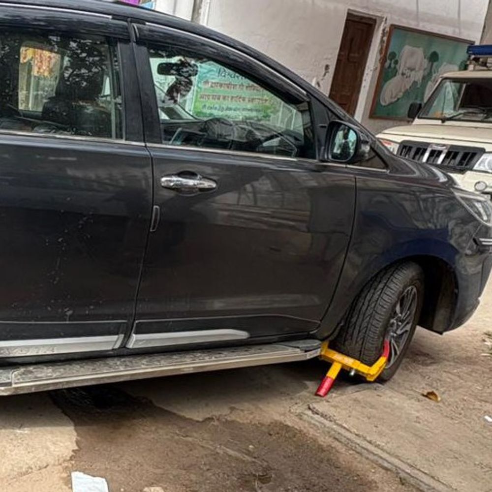 દ્વારકા ટ્રાફિક પોલીસની કડક કાર્યવાહી:આડેધડ પાર્કિંગ કરનારા વાહનચાલકો સામે દંડ અને લોક કરાશે