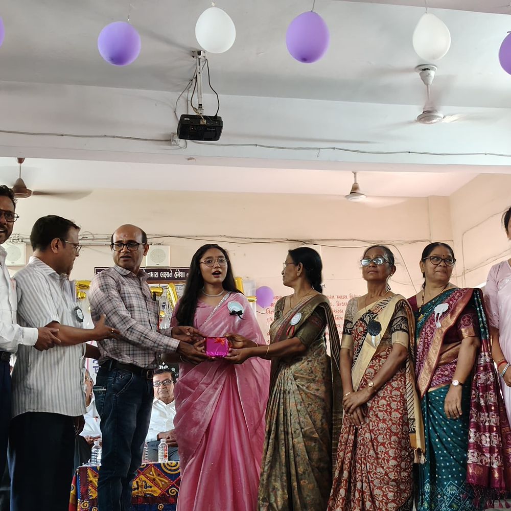 સુરતની શાળામાં ધોરણ 8ના વિદ્યાર્થીઓનો વિદાય સમારોહ યોજાયો:પ્રગતિ-પ્રોત્સાહન કાર્યક્રમમાં મેડલ અને સમૂહ ફોટો આપી સન્માન કરાયું