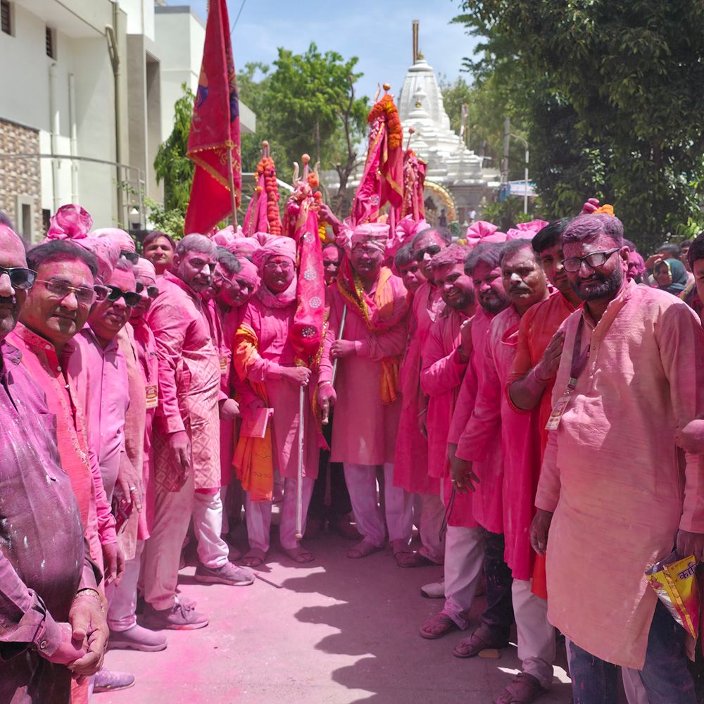 પાટણથી મોદી સમાજનો પગપાળા સંઘ બહુચરાજી રવાના:યાત્રામાં 7 શણગારેલા બળદગાડા, 2 બેન્ડ અને ઊંટલારી જોડાઈ; પરંપરા જીવંત થઈ ઊઠી