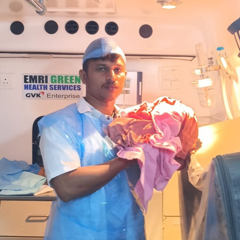 ખાગેશ્રીમાં 108 ટીમે એમ્બ્યુલન્સમાં કરાવી જોખમી પ્રસૂતિ:શ્રમિક મહિલાએ જુડવા દીકરીઓને જન્મ આપ્યો, માતા-બાળકીઓ સ્વસ્થ