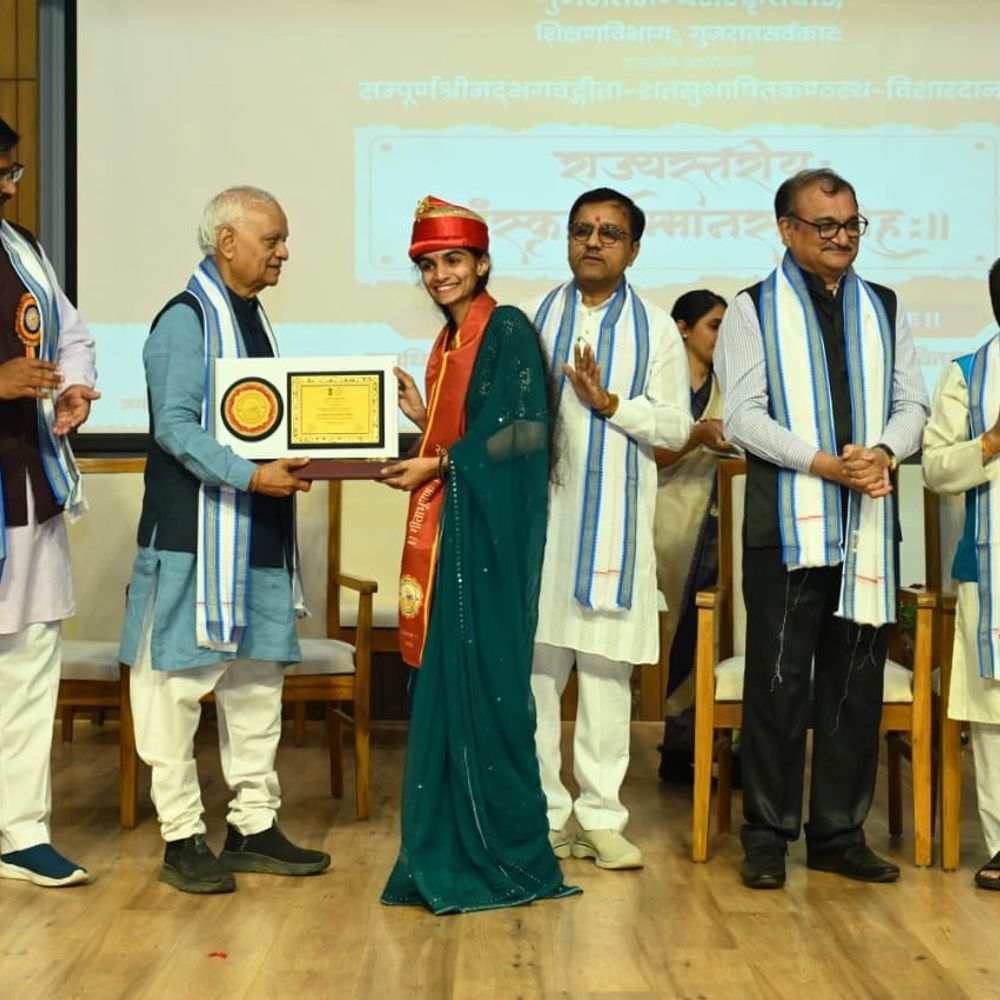 બોટાદના ચૌહાણ ચંદનબાને 'ગીતાભૂષણ' એવોર્ડ મળ્યો:700 શ્લોક કંઠસ્થ કરવા બદલ શિક્ષણમંત્રીની હાજરીમાં સન્માનિત કરાયા