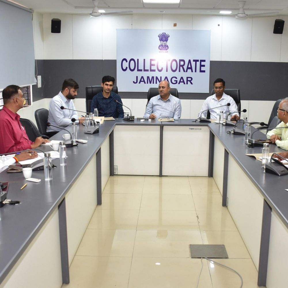 જામનગરમાં પેટ્રોલ-ડીઝલ, રાંધણગેસનો પૂરતો જથ્થો ઉપલબ્ધ:કલેક્ટર કેતન ઠક્કરની અધ્યક્ષતામાં સમીક્ષા બેઠક યોજાઈ, નાગરિકોને અફવાઓથી દૂર રહી સંગ્રહખોરી ન કરવા અપીલ