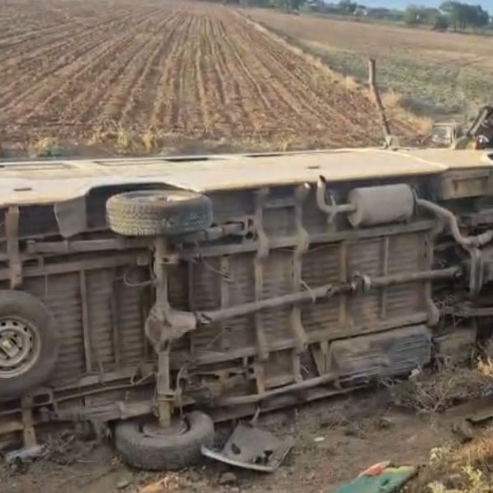 ખંભાળીયા-દ્વારકા હાઈવે પર મીની બસનો અકસ્માત:વડોદરાના 7 યાત્રીઓ ઘાયલ, કોઈ જાનહાનિ નહીં