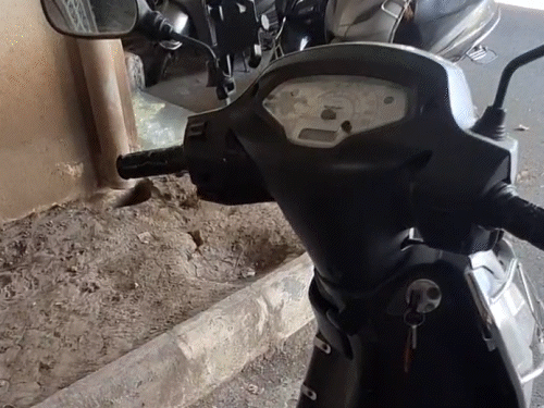 સુરતી વકીલની AIથી કમાલ: ટુ-વ્હીલર કરે છે વાતો, હોર્નથી હેડલાઈટ સુધી બધું વોઇસથી જ CONTROL.