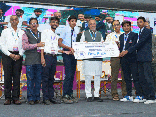 મહેસાણાના વિદ્યાર્થીઓએ બનાવ્યો ‘ગુજરાતનો ચિટ્ટી’ રોબોટ.