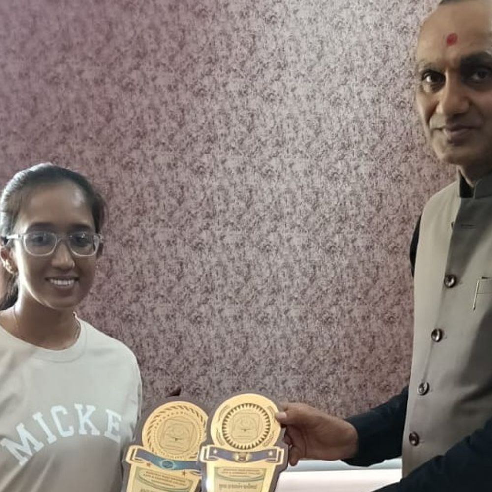 ગઢડા શહેરની વિદ્યાર્થીનીએ બે પ્રતિષ્ઠિત એવોર્ડ મેળવીને શહેરનું ગૌરવ વધાર્યું:ચિત્ર સ્પર્ધામાં પ્રથમ, IQ ટેસ્ટમાં બીજો ક્રમ મેળવ્યો