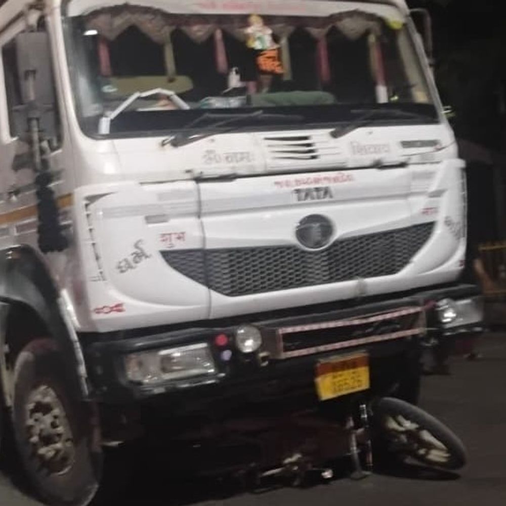 સુરતમાં 24 કલાકમાં 3 અકસ્માતમાં ત્રણના મોત:ટ્રકે ટક્કર મારતા પુત્રની નજર સામે પિતાનું મોત, બોમ્બે માર્કેટ પાસે બે યુવકોને કચડી નાખતા પ્રાણ પંખેરું ઉડી ગયું