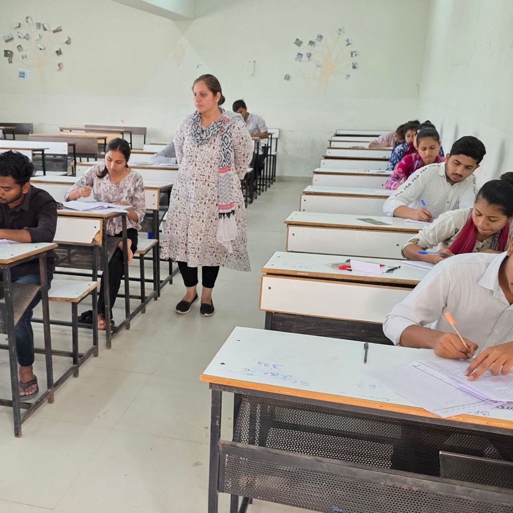 પાટણ યુનિં.માં સ્નાતક કક્ષાની સેમ-6, અનુસ્નાતક કક્ષાની સેમ-4ની પરીક્ષા શરૂ:પેપર લીક રોકવા ડિજિટલ વિતરણ, ગેરરીતિ માટે પ્રથમ વખત મહિલા સ્ક્વોડ