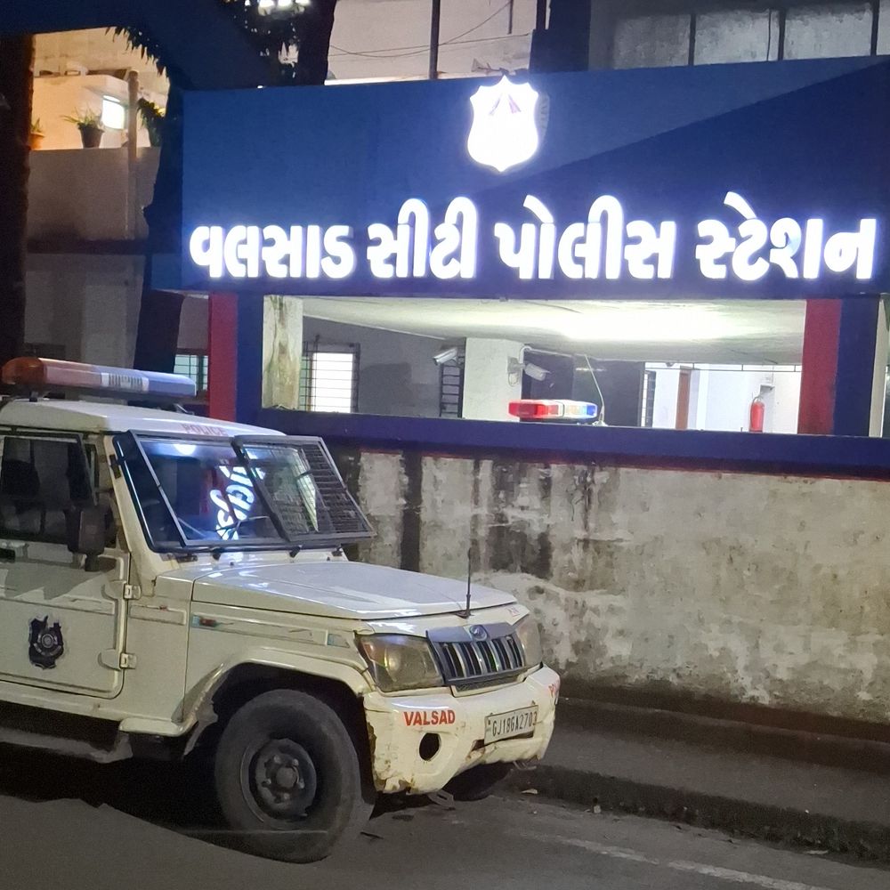 વલસાડ પોલીસે સગીરાનું પુણેથી અપહરણ કેસ ઉકેલી પરિવારને સોંપી, આરોપી ઝડપાયો.