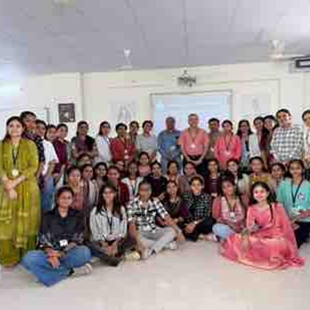 ઉમા આર્ટ્સ કોલેજમાં ‘The World of Letters’ કાર્યક્રમ યોજાયો:વિદ્યાર્થિનીઓએ વિશ્વના મહાનુભાવોના પત્રો રજૂ કર્યાં