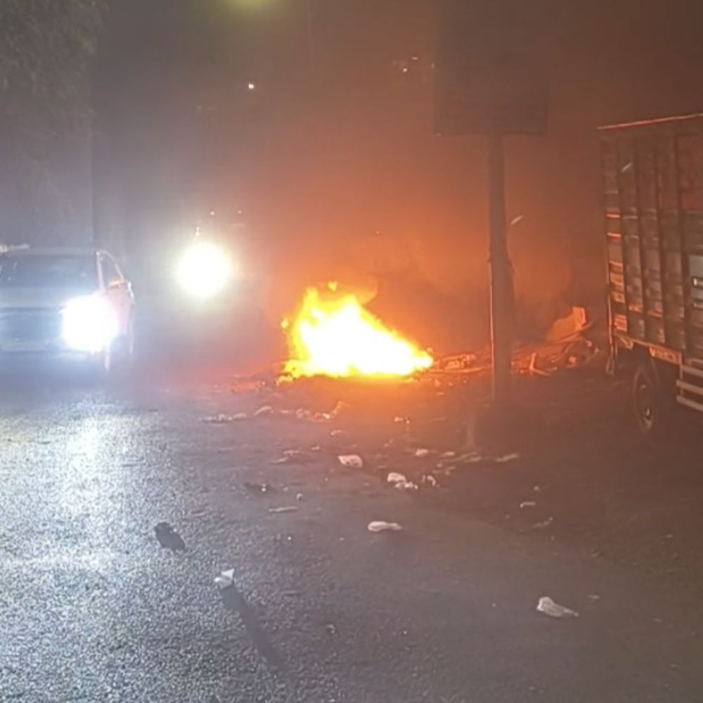 સ્માર્ટ સિટી કે સ્મોક સિટી?: સુરતના ડભોલીમાં કચરો સળગાવાય છે. આ સ્વચ્છતાના દાવાઓની પોલ ખોલે છે.