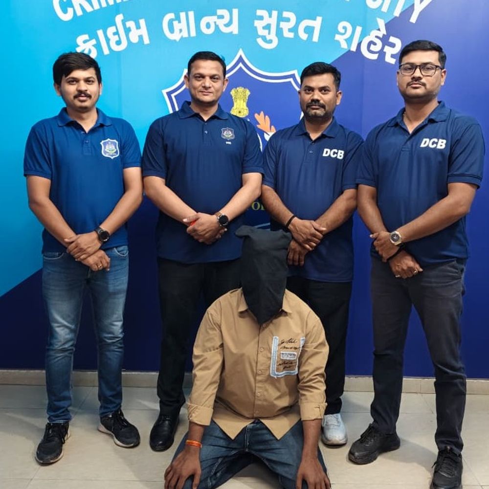 બે મહિનાથી ફરાર આરોપીને ક્રાઈમ બ્રાન્ચે ઝડપી પાડ્યો:લૂંટ અને ખૂન સહિત 7 ગંભીર ગુનામાં સંડોવાયેલ રીઢો ગુનેગાર મરોલી ચાર રસ્તાથી ઝડપાયો