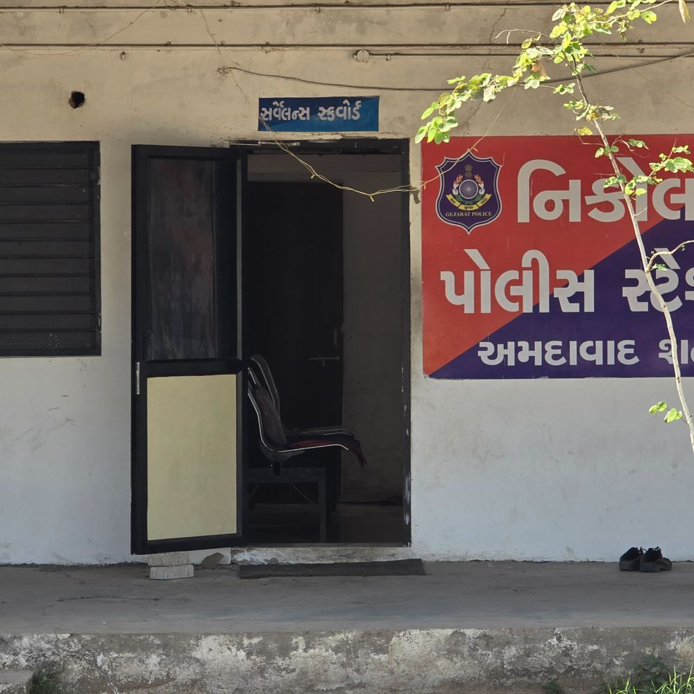 નિકોલમાં AMC સિવિક સેન્ટરના ધાબા પર જુગાર રમતા સાત ઝડપાયા:15 હજાર રૂપિયા રોકડ રકમ સાથે સાત લોકોની ધરપકડ કરી, કોર્પોરેશનની સિક્યુરિટી સામે સવાલ