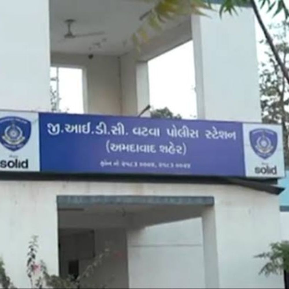 અમદાવાદમાં પરિણીતાને ઓફિસ બોલાવી છેડતી, મેનેજરે ખભા પર હાથ મૂકી KISS કરવાનો પ્રયાસ.