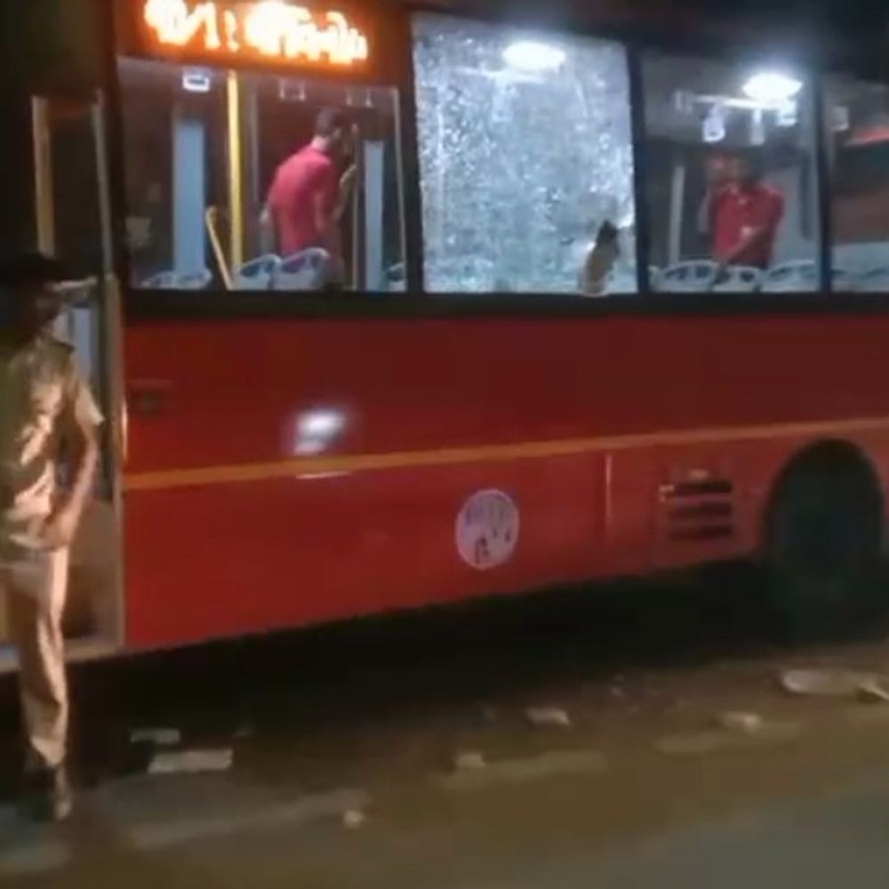 AMTSના ડ્રાઈવરને માર મારી બસમાં તોડફોડ:ભુલાભાઈ પાર્ક ચાર રસ્તા પાસે રિક્ષાચાલક સાથેની બોલાચાલી ઉગ્ર બની, ટોળાએ પથ્થરમારો કર્યો