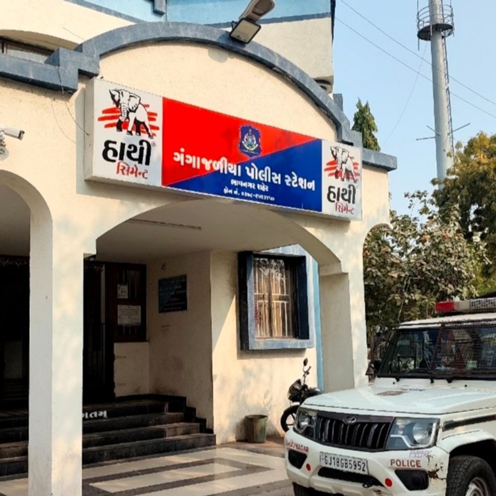 દંપતીનો યુવાન પર તલવારથી હુમલો, રોડ પર ઢસડીને મારમાર્યો:ક.પરા રાંદલમાના ચોક પાસે દિવાલમાં ખીલા મારવા મુદ્દે બે પાડોશી વચ્ચે ઝઘડો