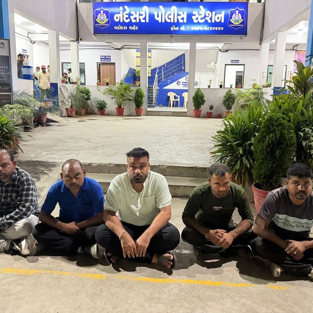 વડોદરામાં SMCની રેડમાં 43.46 લાખનો દારૂ જપ્ત:પોલીસને જોઈને ટ્રક પરથી કૂદીને ભાગવા જતા મુખ્ય આરોપી સુનિલ ટેલર ઇજાગ્રસ્ત થયો, 6 આરોપી ઝડપાયા, 10 વોન્ટેડ, 1.40 કરોડનો મુદામાલ જપ્ત