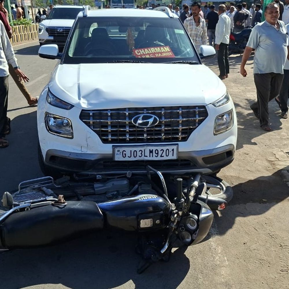 મવડી કણકોટ રોડ પર હિટ એન્ડ રનની ઘટના:એપીએમસી ચેરમેન લખેલી કારે બાઈકને ઠોકર મારતા વૃદ્ધનું મોત, અકસ્માત સર્જનાર કાર જયેશ બોઘરાની હોવાનું ખુલ્યું