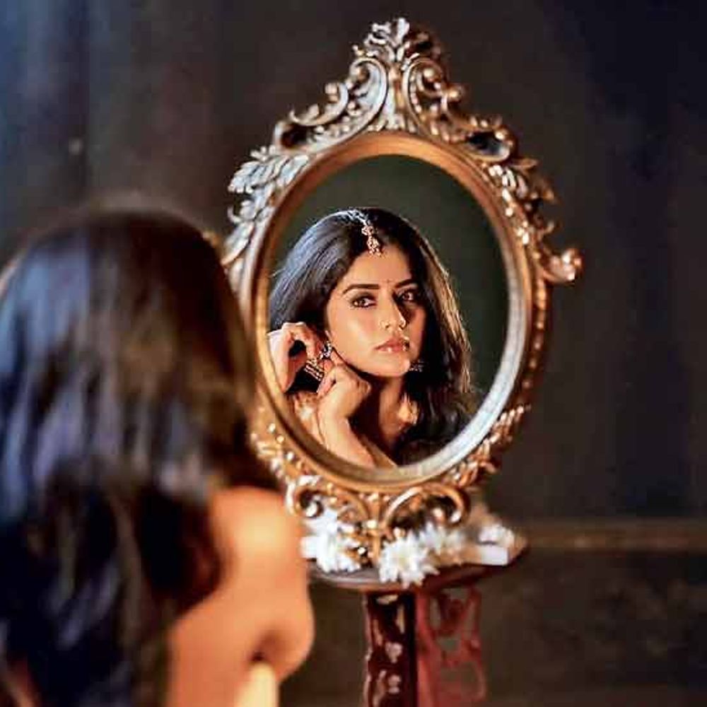 કાવ્યાયન: અરીસાનું સત્ય અને સત્યનો અરીસો - Sundaramના વિચારો, સ્ત્રીઓ અને અરીસા, અને કવિતાનો સંગ્રહ.