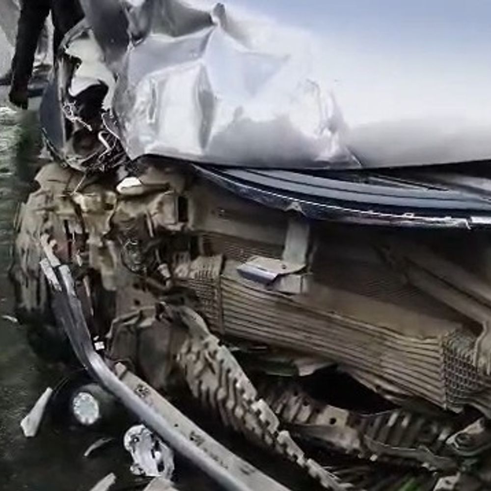 વાપીમાં પૂરઝડપે આવતી કારે અન્ય કારને ટક્કર મારી:અકસ્માત થતાં કાર પાનના ગલ્લા પાસે પાર્ક કરેલી બાઇક સાથે અથડાઈ, સદનસીબે જાનહાનિ ટળી