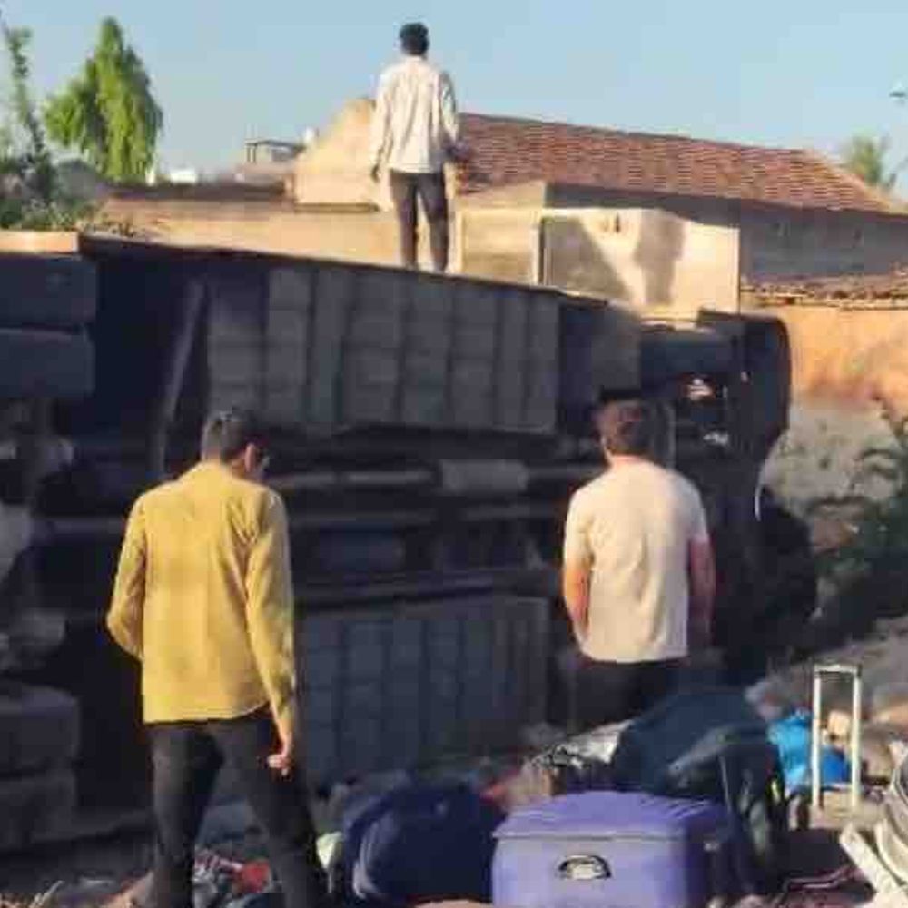 અમરેલી: જાનની બસ પલટી, 25 જાનૈયા ઘાયલ; ભાવનગરથી જામનગર પરત ફરતાં અકસ્માત, ડ્રાઈવરને ઝોકું આવતાં ઘટના.