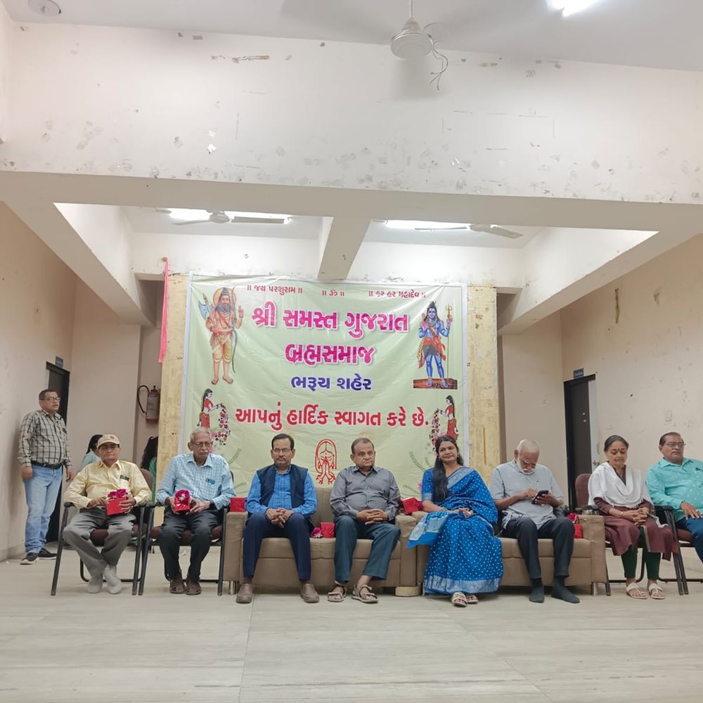 બ્રહ્મ સમાજની અનોખી પહેલ:ભરૂચ શહેરમાં બ્રહ્મ સમાજની 24 સાસુ વહુને એક સાથે સન્માનિત કરવામાં આવી