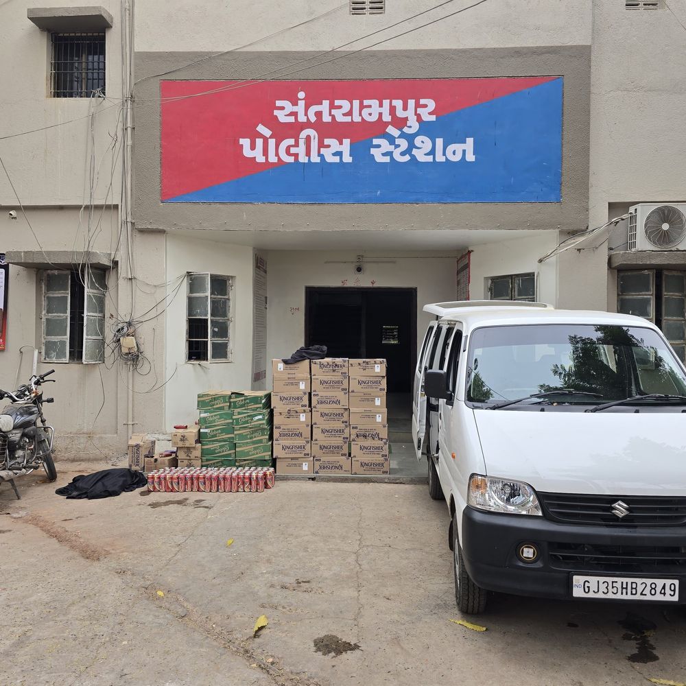 સંતરામપુર પોલીસે દારૂ કાર સહિત 8 લાખનો મુદ્દામાલ જપ્ત કર્યો:ઇકો ગાડીમાંથી વિદેશી દારૂનો જથ્થો પકડાયો, પોલીસ ગુન્હો નોંધાયો