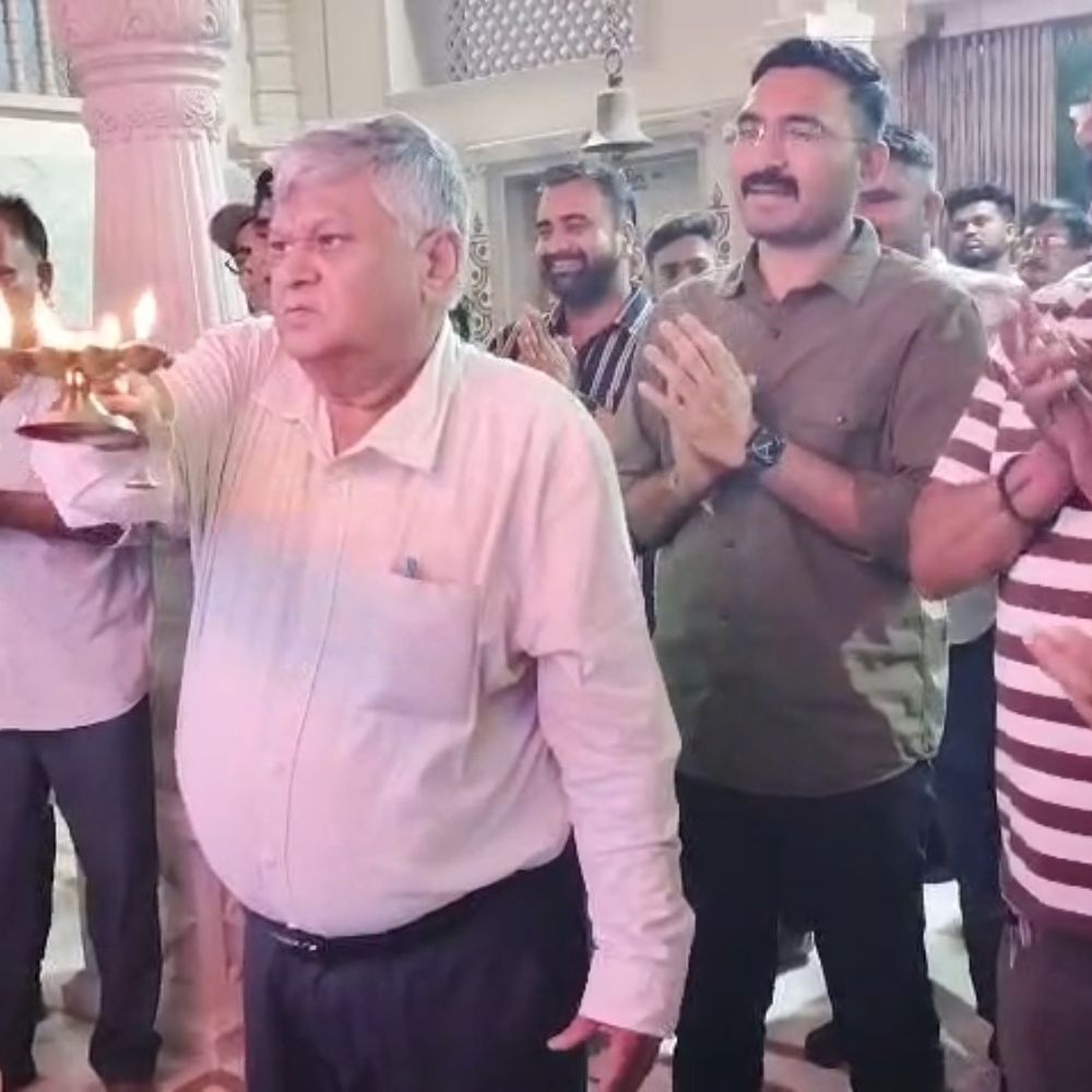 પાટણ LCB PI, યુનિવર્સિટી કુલપતિએ પદ્મનાભ મંદિરે દર્શન કર્યા:ટ્રસ્ટ અને સમાજ શ્રેષ્ઠીઓએ બંને મહાનુભાવોનું સન્માન કર્યું