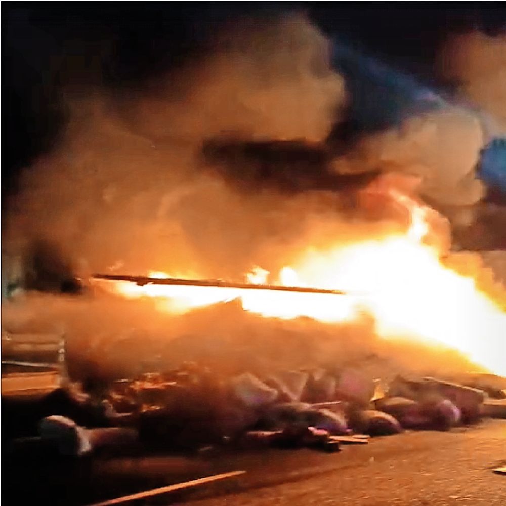 ‎આઇશરમાં લાગી આગ:ચોટીલા હાઈવે પર સામાન ભરેલું ‎આઇશર સળગ્યું, જાનહાનિ નહીં‎