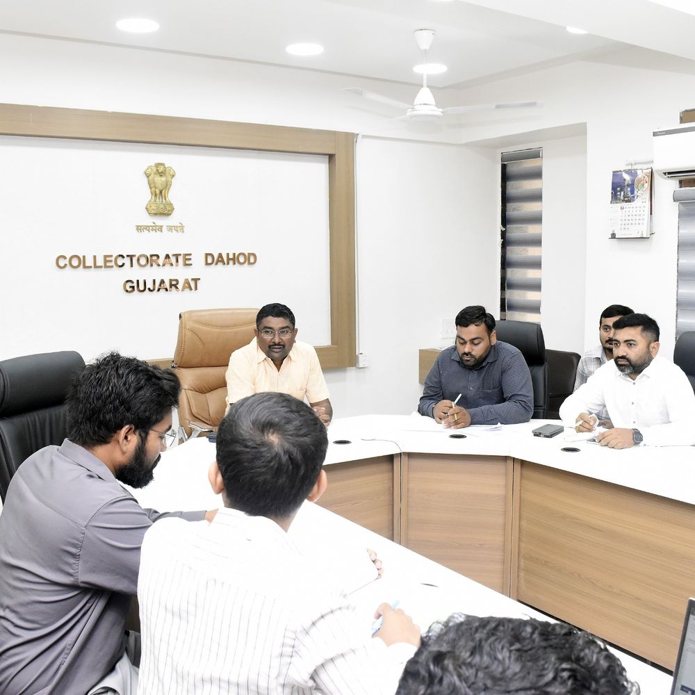 દાહોદમાં ઈંધણ-ગેસના પુરવઠા અંગે કલેક્ટરની બેઠક:તમામ પેટ્રોલ પંપોએ દૈનિક રિપોર્ટ સોંપવો પડશે, ગેસ એજન્સીઓને ઈ-કેવાયસી પ્રક્રિયા ઝડપી બનાવવા અને નવા કનેક્શન સરળતાથી ઉપલબ્ધ કરાવવા કલેક્ટરનો આદેશ
