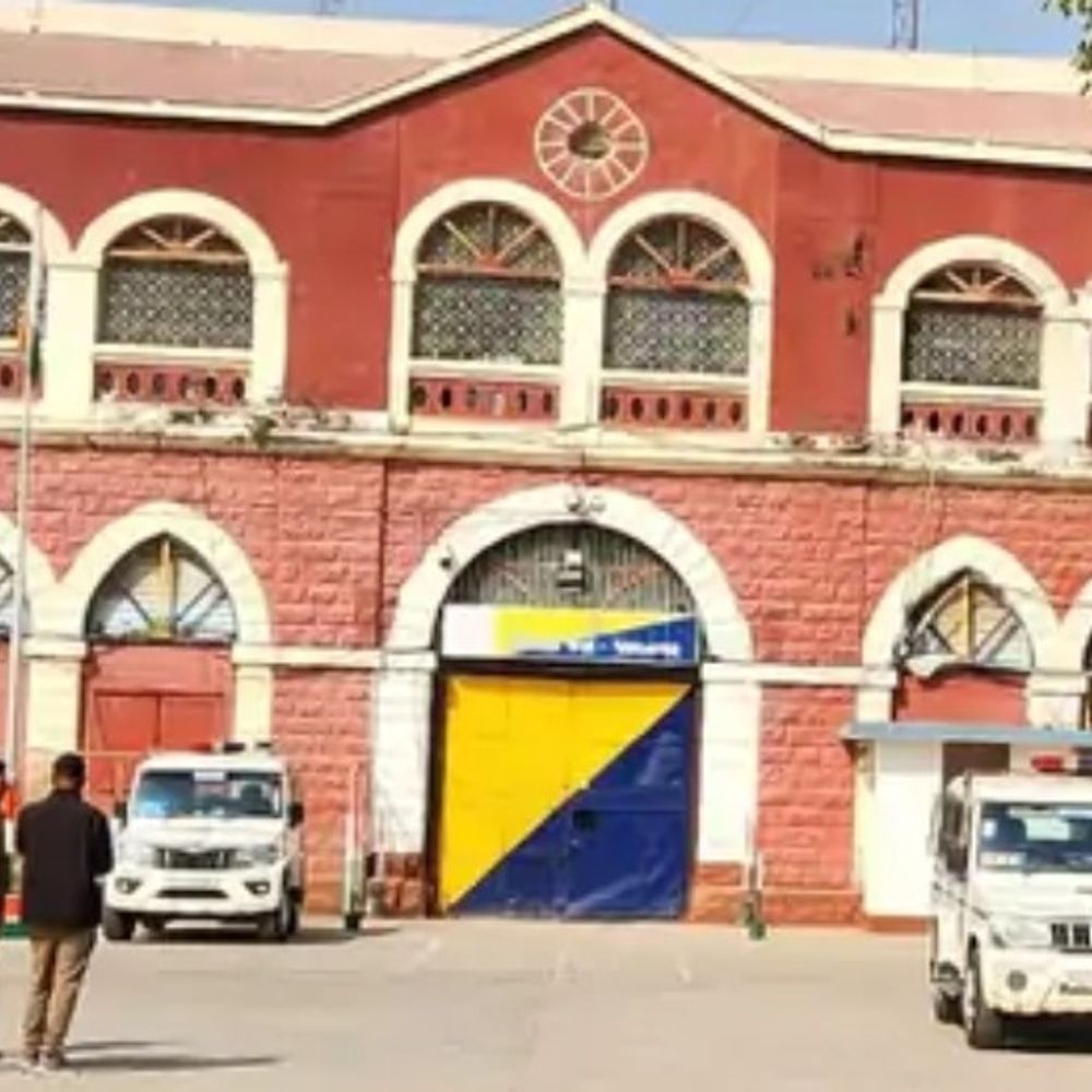 જામનગર જેલમાં સરપ્રાઈઝ ચેકિંગમાં SIM કાર્ડ વગરનો ફોન મળ્યો, અજાણ્યા કેદી વિરુદ્ધ FIR નોંધાઈ.