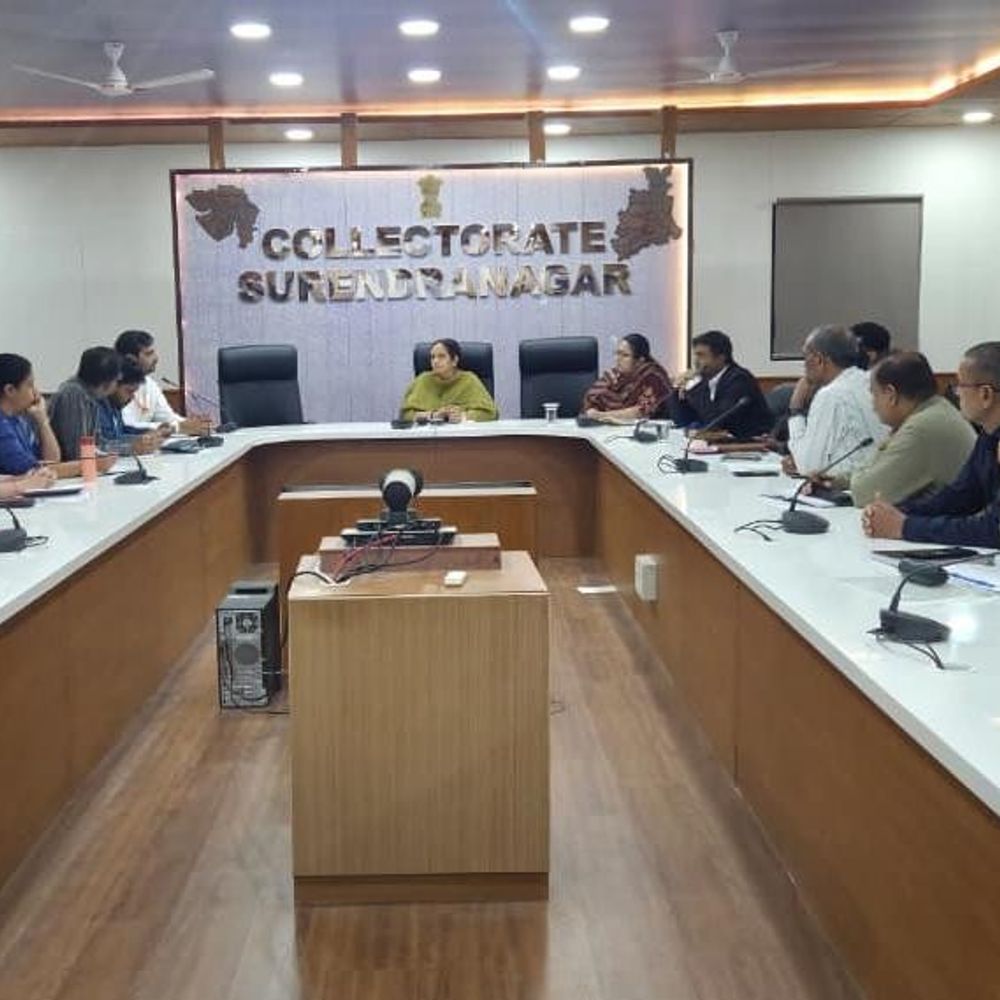 કલેક્ટરના અધ્યક્ષ સ્થાને સુરેન્દ્રનગરમાં બેઠક:આવશ્યક ચીજવસ્તુઓ, પેટ્રોલિયમ પુરવઠો જાળવી રાખવા મોનિટરિંગના આદેશ