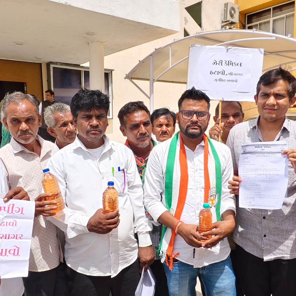 બાલાસિનોર ડમ્પિંગ સાઇટ બંધ કરવા કોંગ્રેસે રજૂઆત કરી:જમિયતપુરા ડમ્પિંગ સાઇટના વિરોધમાં કલેક્ટરને આવેદનપત્ર સુપરત