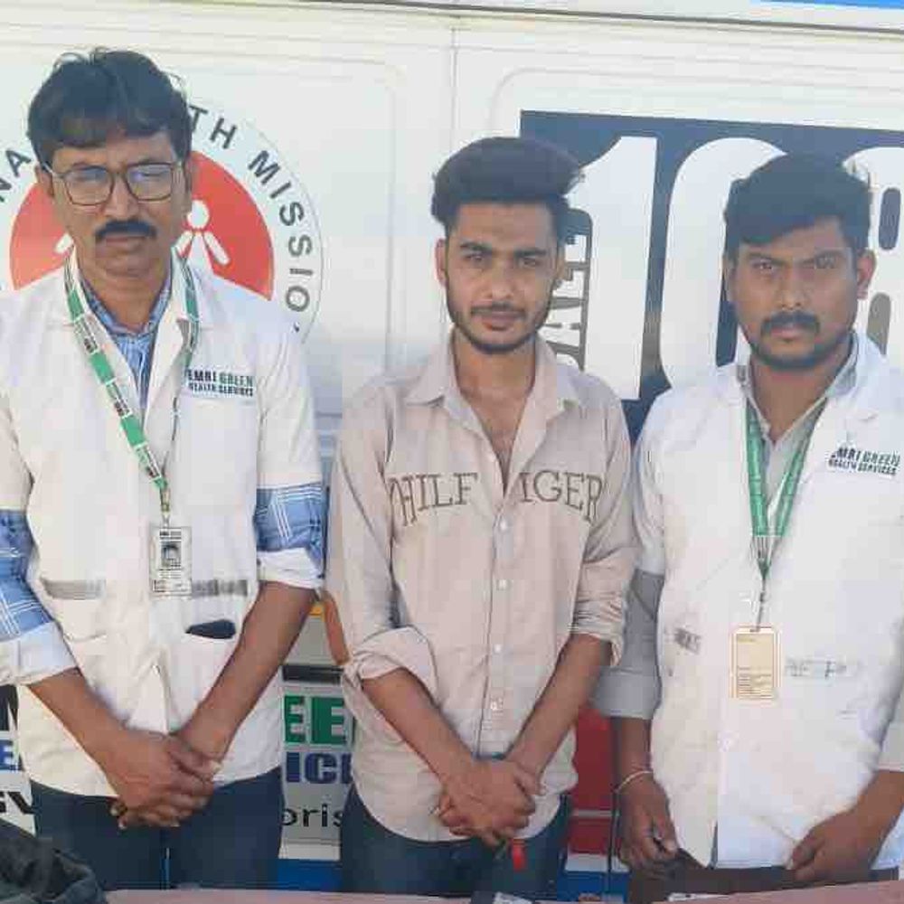 108ની ટીમે દર્દીનો કિંમતી સામાન પરત કર્યો:અમરેલીમાં યુવકના અકસ્માત બાદ રૂ. 3080 રોકડ, કાર્ડ, મોબાઈલ સહિતનો સામાન સ્વજનોને સોંપ્યા