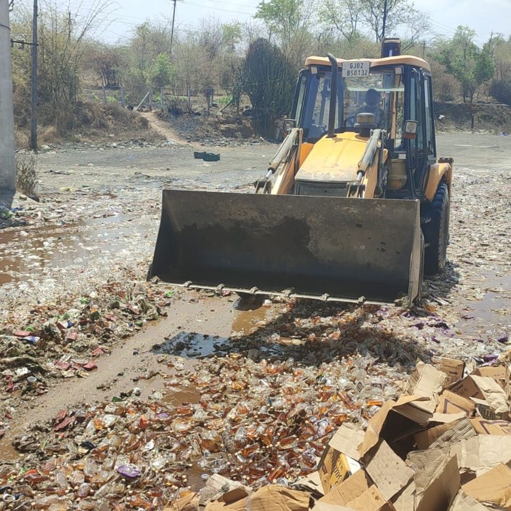 વલસાડમાં ₹6.50 કરોડના દારૂનો બુલડોઝરથી નાશ:પોલીસે ‘ઓપરેશન વાઈન ક્લીન’ હેઠળ દારૂબંધી ભંગ કરનારાઓને કડક સંદેશ આપ્યો