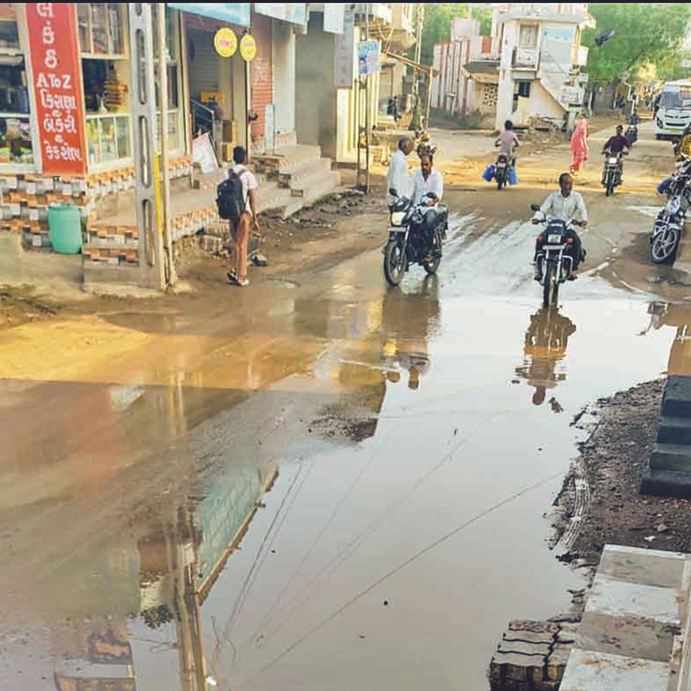 સુવિધાપથે સર્જી દુવિધા:લાઠીદડમાં શેરી કરતાં રોડનું લેવલ નીચું રાખતાં પાણીનો ભરાવો