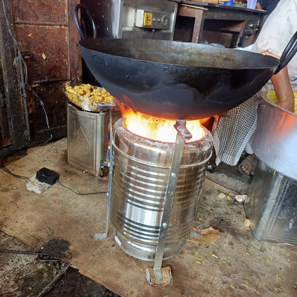 મંડે પોઝિટીવ:મોંઘા ગેસ સામે હવે દેશી જુગાડ, ગોધરામાં‎ઈલેક્ટ્રિક બ્લોઅરવાળા ચૂલાની બોલબાલા‎