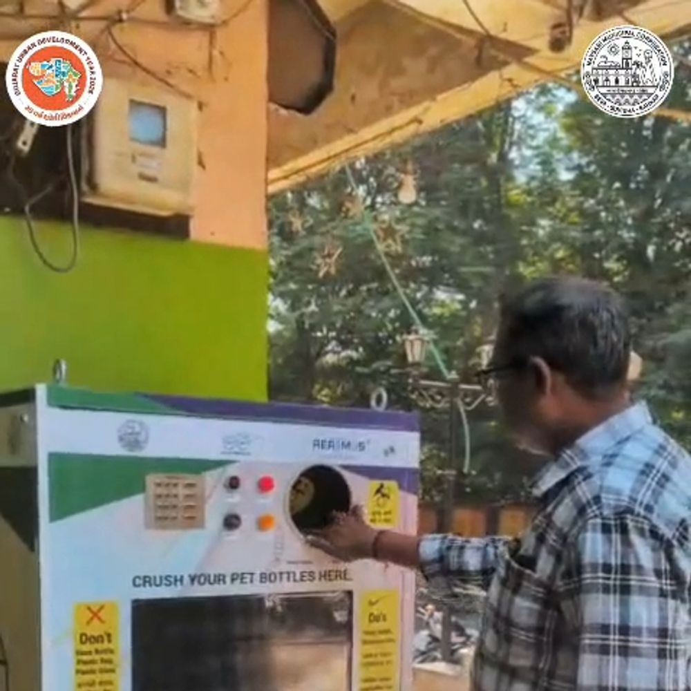 અનોખી પહેલ:પ્લાસ્ટિક પ્રદૂષણ રોકવા માટે વાજપેઇ શોપીંગ સેન્ટરમાં સૌપ્રથમ રિસાયકલિંગ મશીન મુકાયું