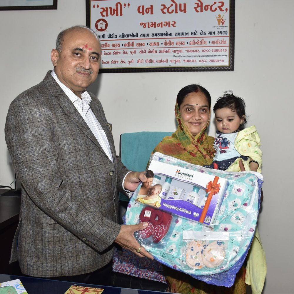 જામનગર કલેક્ટરે સખી વન સ્ટોપ સેન્ટરમાં કીટ વિતરણ કર્યું:11 દીકરીઓને દીકરી વધામણા અને એજ્યુકેશન કીટ અપાઈ