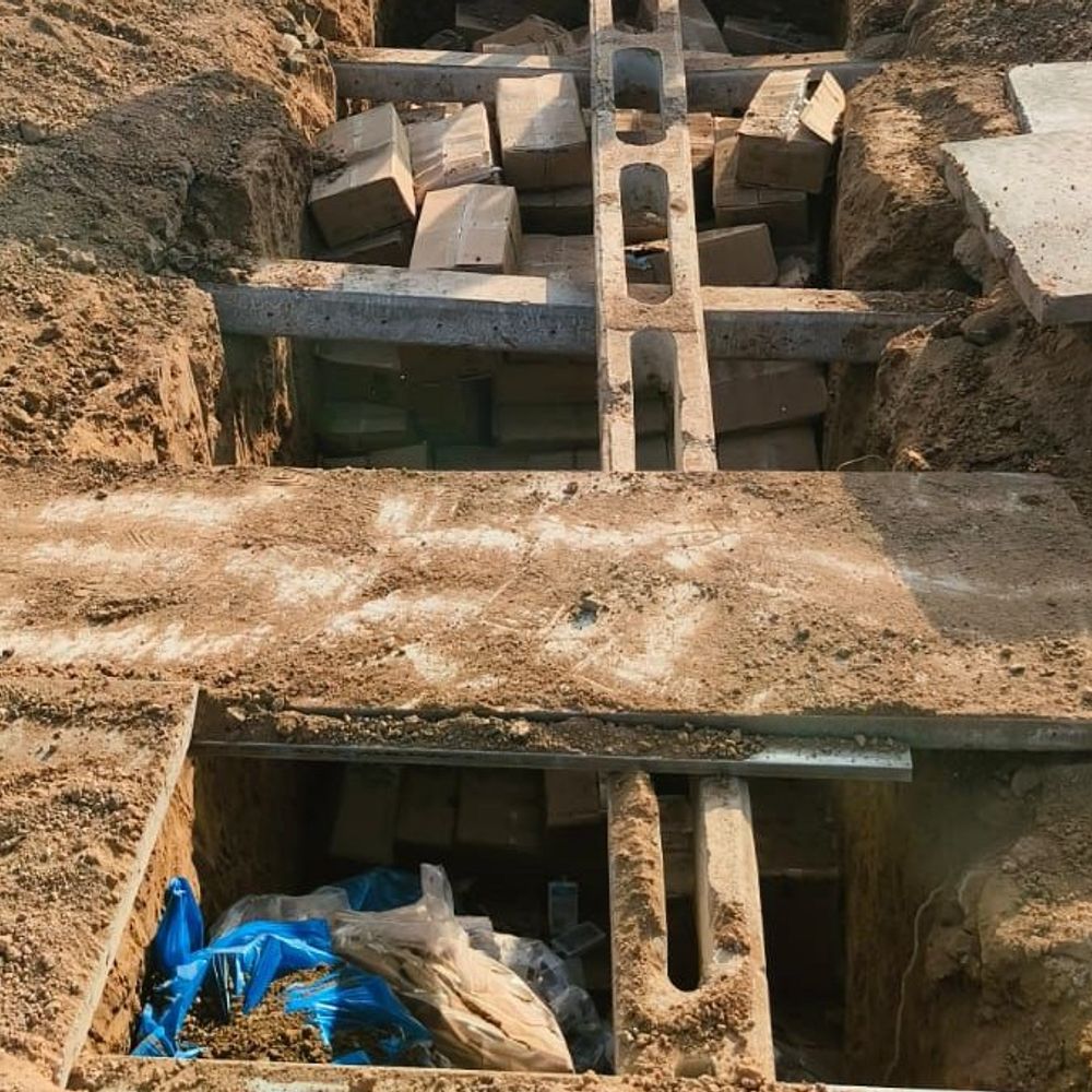 વાડીમાં ગુપ્ત ભોંયરું બનાવી છૂપાવ્યો હતો દારૂ:સુરેન્દ્રનગરના સાયલામાં પોલીસે ભોંયરામાંથી 42 લાખનો દારુનો મોટો જથ્થો ઝડપી પાડ્યો, મુખ્ય આરોપી વોન્ટેડ જાહેર