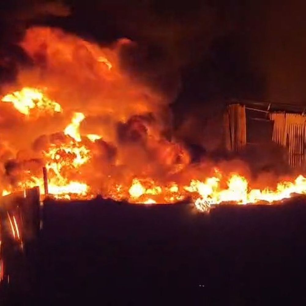 વાપીના ડુંગરામાં મધરાતે ભીષણ આગ:25થી વધુ ગોડાઉન બળીને ખાખ, ધુમાડાના ગોટેગોટા; ધંધુકામાં ડમ્પિંગ સાઈટ ભડભડ સળગી, આગ બુઝાવવાની કામગીરી શરૂ